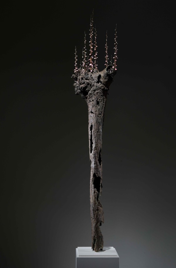 5-1. 송필, 오늘 이전의 오늘2, 2024, 브론즈와 스테인레스 스틸에 야광안료, 20x20x132cm