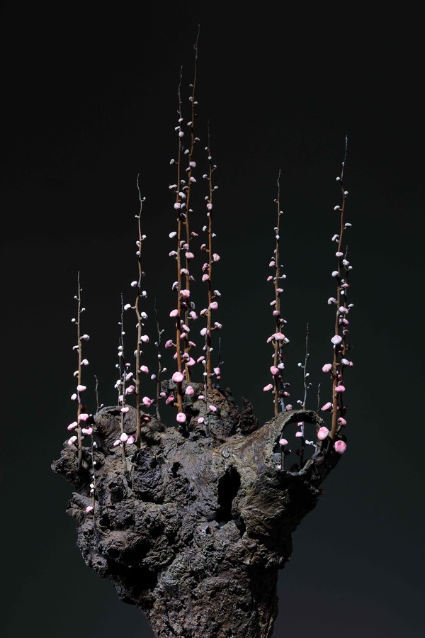 송필, 오늘 이전의 오늘2, 2024, 브론즈와 스테인레스 스틸에 야광안료, 20x20x132cm(부분)