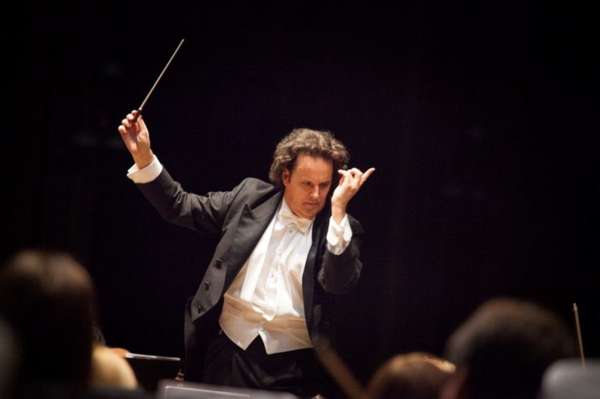 음악감독 및 상임 지휘자 : 호바트 얼