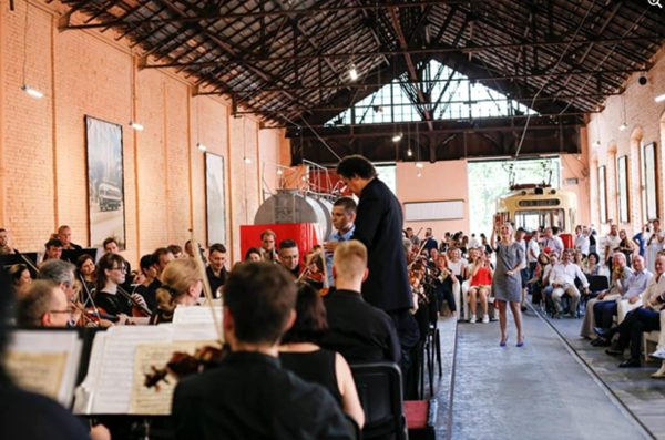 오데사 미사일 공격의 희생자를 돕기위해 활동하다 별세한 세르히 테큐힌 전 오데사시 부시장 추모 공연 : 2021년 트램웨이 박물관