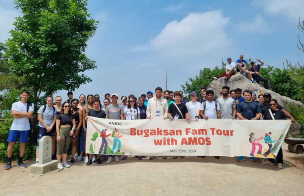 AMOS 경영대학원생들이 북악산 정상에서 포즈를 취하고 있다.