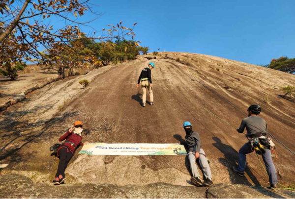 불암산 릿지 클라이밍에 참여한 외국인 관광객들