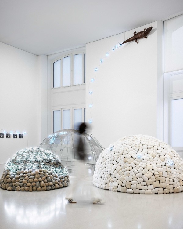 Vue du parvis de la Bourse de Commerce — Pinault Collection, Paris 2024Giuseppe Penone, Idee di Pietra, 2010Mario Merz, Fibonacci Sequence, 1984© Pinault Collection/ ADAGP, Paris, 2024.. Photo : Romain Laprade