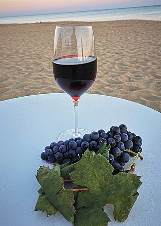 Glass of Primitivo di Manduria. Credits: CC BY-SA 4.0 www.wikipedia.org