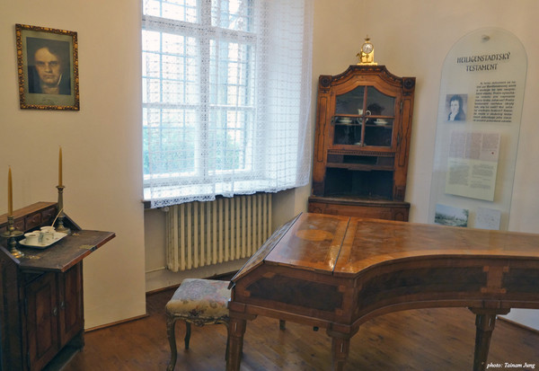 베토벤 박물관 내부. 당시 피아노가 전시되어 있다.