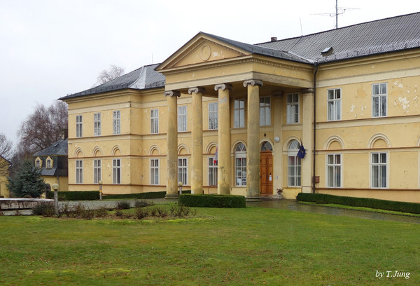 브룬스빅 궁. 그 옆 작은 별채가 베토벤 박물관이다.