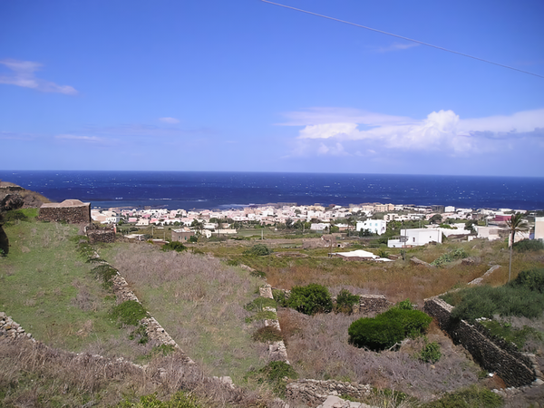 A view of the island of Pantelleria. Credits: CC BY 2.0 www.wikipedia.org
