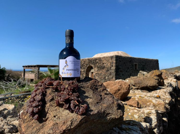 Passito di Pantelleria DOC. Credits: www.identitagolose.it