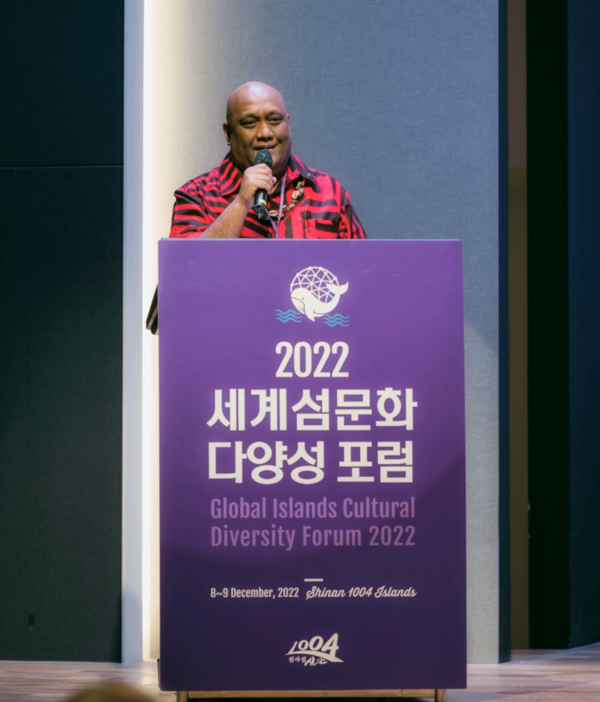 2022년 신안군에서 열린 ‘2022 세계섬문화다양성 포럼’에서 연셜 중인 트리가 앨번스 이쇼다 (Tregar Albons Ishoda) 주한 마셜 제도 대사