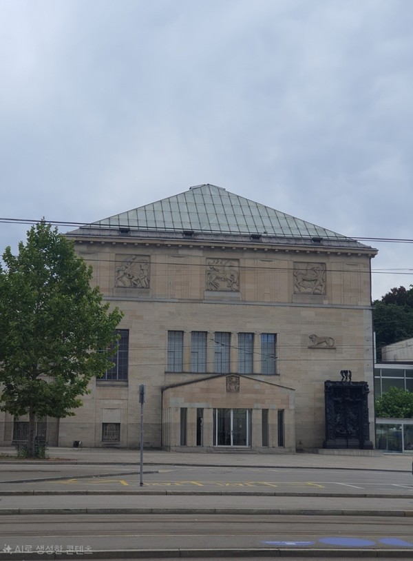 로뎅 '지옥의 문'이 있는 미술관 본관