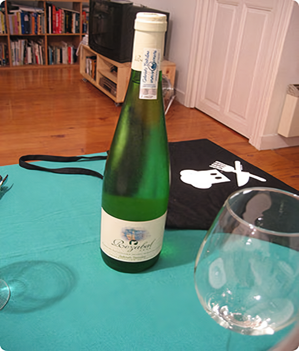 A bottle of Txakoli from Getaria wine area, “Getariako Txakolina” in Basque language. Credits: CC BY-SA 2.0 www.wikipedia.org