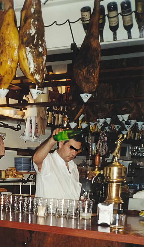 Traditional way of serving Txakoli wine in the city of San Sebastián, known in Basque language as Donostia. Basque Country, Spain. Credits: CC BY 3.0 www.wikipedia.org