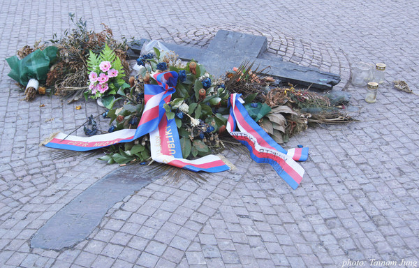 얀 팔라흐와 얀 자이츠를 기념하는 청동십자가