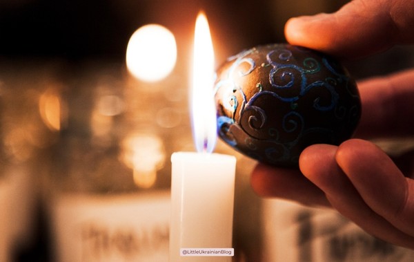 밀랍을 이용하여 장식하는 pysanky(출처 : LittleUkrainianBlog)