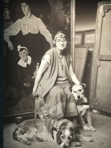 수잔과 개 두 마리