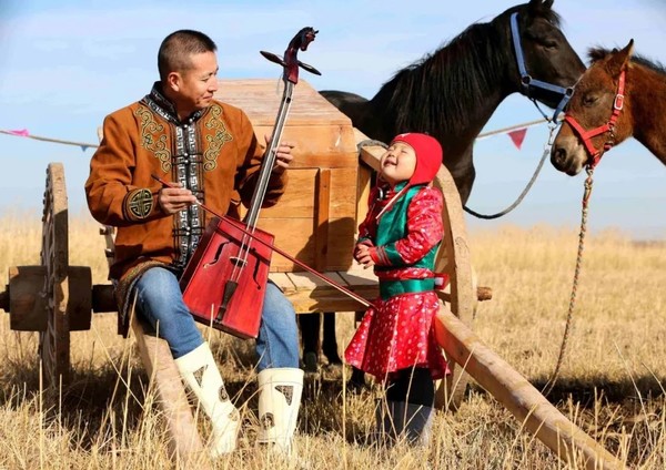  ⓒ내몽골문화관광청 제공, 마두금을 치며