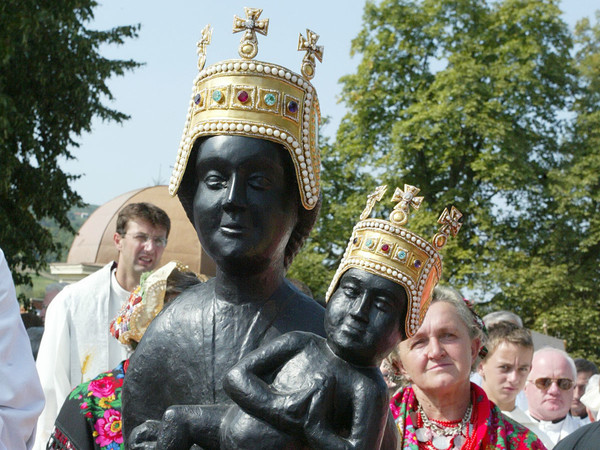 Wooden black statue of Holy Mary from Bistrica (Photo by M.Sokol)