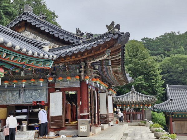 극락보전 불공 중이신 스님들