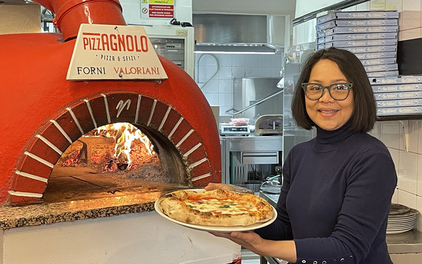 Maureen prepared a Margherita pizza at Pizzagnolo pizzeria in Florence