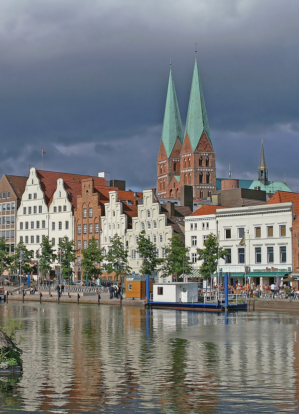 운하에서 본 뤼벡 시가지. 성모 마리아 교회의 쌍둥이 첨탑이 보인다.