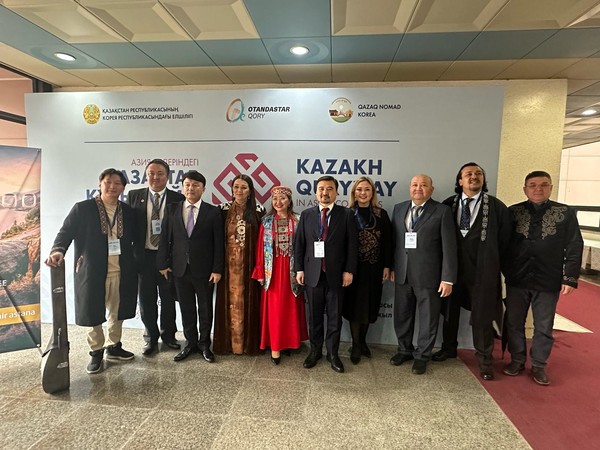 제2회 아시아 카자흐 쿠릴타이 참가자들이 배너 앞에서 단체 사진을 촬영하고 있다