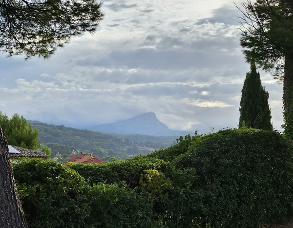 생트 빅투아르 산이 보이는 언덕