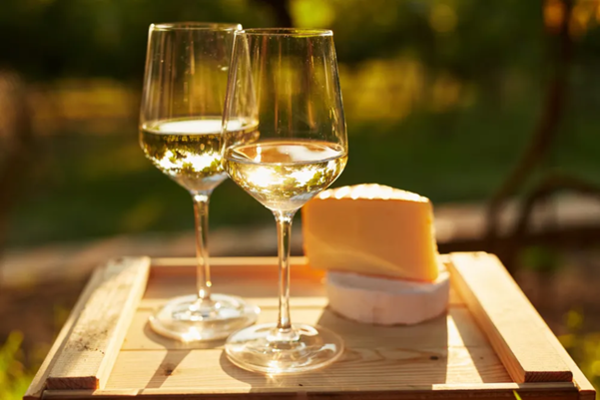 Pecorino wine paired with cheese. Credits www.giordanovini.it