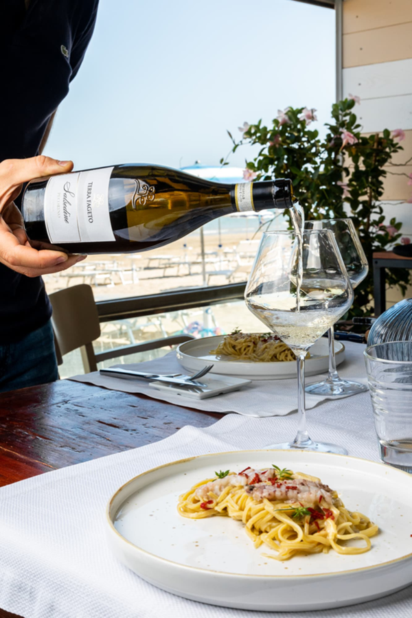 Following page Pecorino DOCG “Salsèdine” from Terra Fageto winery paired with seafood spaghetti. Credits www.terrafageto.it