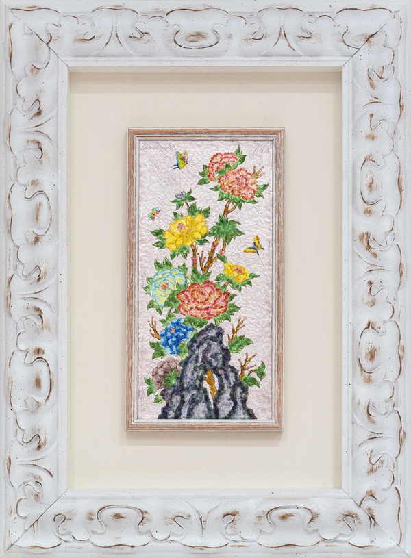 이수경 〈석모란도〉 2019, 칠보, 은선, 황동, 이탈리아 원목, 62.5 × 46.5 cm (액자포함)