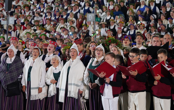 노래하는 대규모 합창단  (사진제공: 라트비아 국가문화센터 자료보관소)