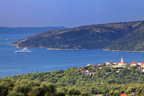 Trogir bay, by Denis Peros (CNTB)
