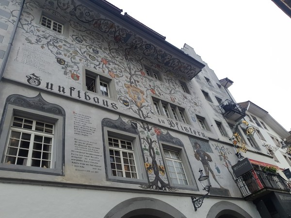 루체른의 프레스코화가 그려진 건물