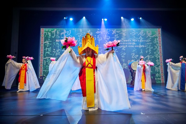 범패 도량게(道場偈)를 부를 때 나비춤을 추는 이애주한국전통춤회