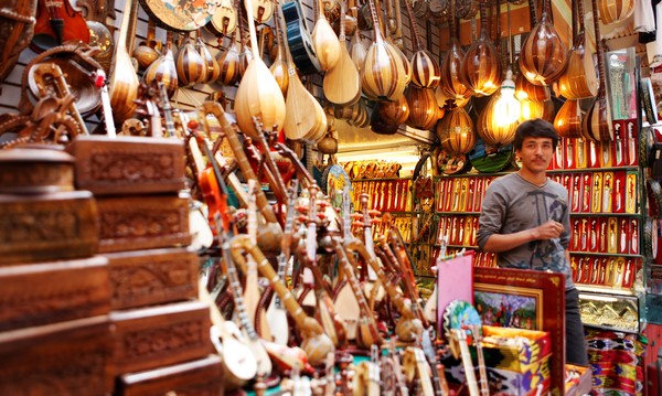 ⓒ신장문화관광청 제공《国际大巴扎乐器铺》국제따바자 악기판매점