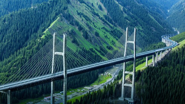 ⓒ신장문화관광청 제공 果子沟大桥 궈쯔거우 대교