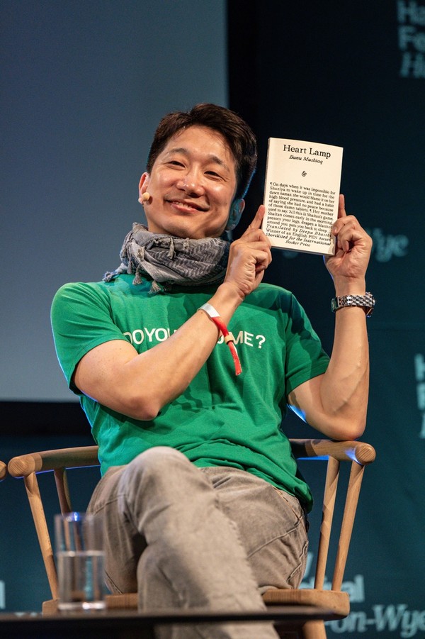 인터내셔널 부커상 수상자와의 대담 안톤허_크레딧 Adam Tatton-Reid