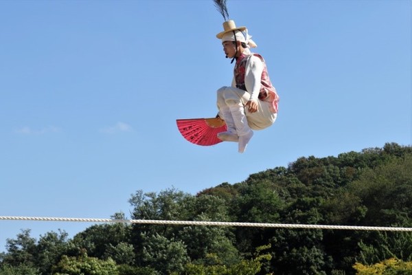 남창동의 줄타기 공연 모습