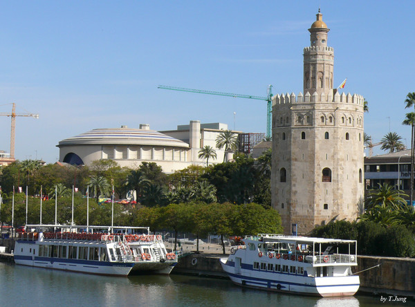 강변에 세워진 황금의 탑