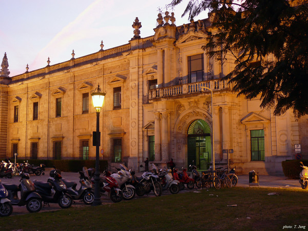 세비야 대학건물. 원래 왕립담배공장이었다.