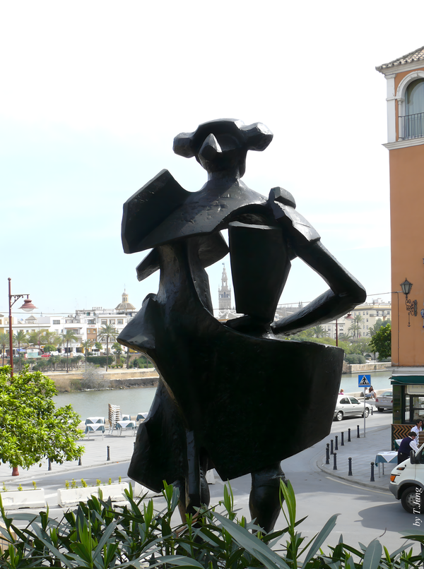 트리아나 지역에서 본 강 건너편 세비야 시가지. 투우사 조각상 사이로 대성당의 종탑이 보인다.