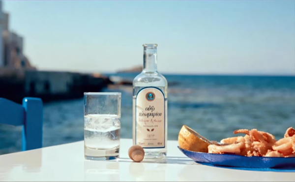 A bottle of Ouzo by the sea. Credits: www.wineandfoodtour.it
