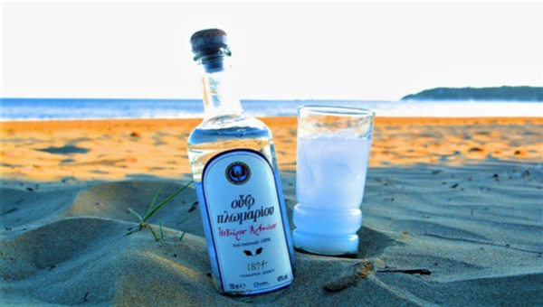 ​A bottle of Ouzo by the sea. Credits: www.wineandfoodtour.it​