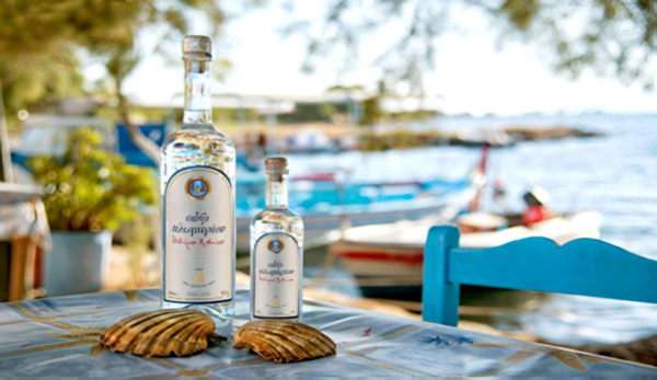 A bottle of Ouzo by the sea. Credits: www.wineandfoodtour.it