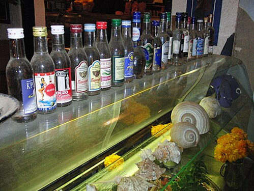 ​A bottle of Ouzo by the sea. Credits: www.wineandfoodtour.it​