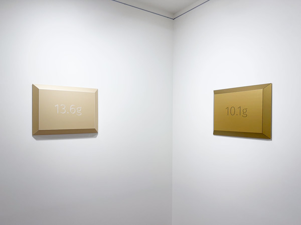 연금술 개념을 적용해 사용된 물감 무게로 가치를 부여하는 아이작 오즈(Isacc OZ)의 회화 작품