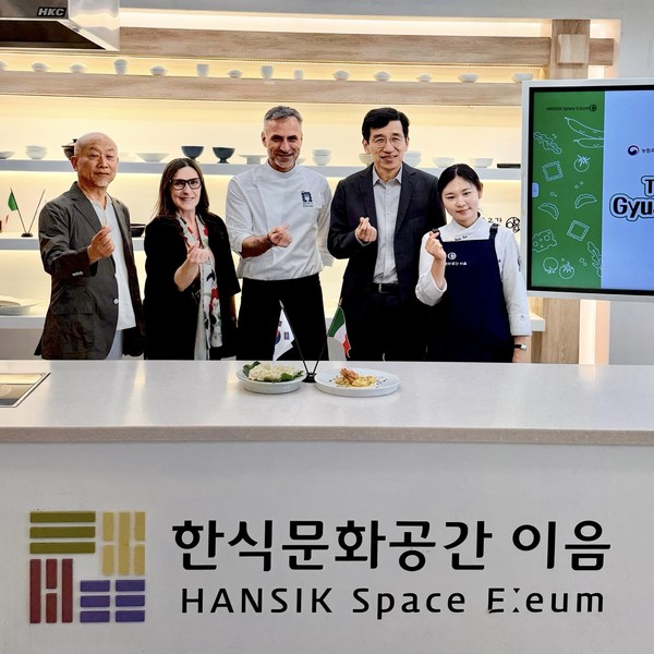 전동수 발행인, 미켈라 린다 마그리 원장, 마르코 페라리 셰프, 전해웅 사무총장, 김다애 셰프