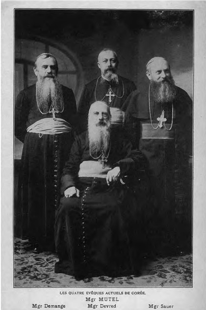 뮈텔, 드망즈, 드브레, 사우어 주교의 사진. ‘Le Catholicisme en Corée’, Imprimerie de la Société des Missions Etrangères de Paris, 1924