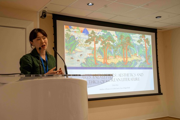 사진 3 김주혜 작가 북토크 모습