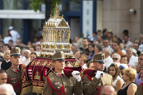 Hungarian soldiers carry the Holy Crown and the Holy Right Hand on August 20 (katolikus.hu)
