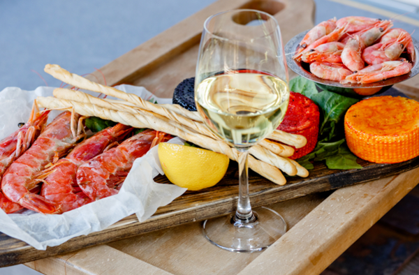 Vermentino di Gallura DOCG paired with prawns and typical Sardinian cheeses. Credits: www.svinando.com